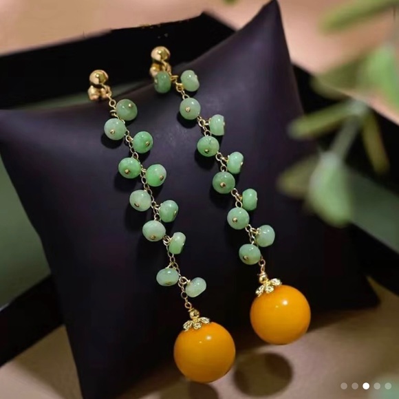 Jewelry - Beaded dangle earrings in green and orange